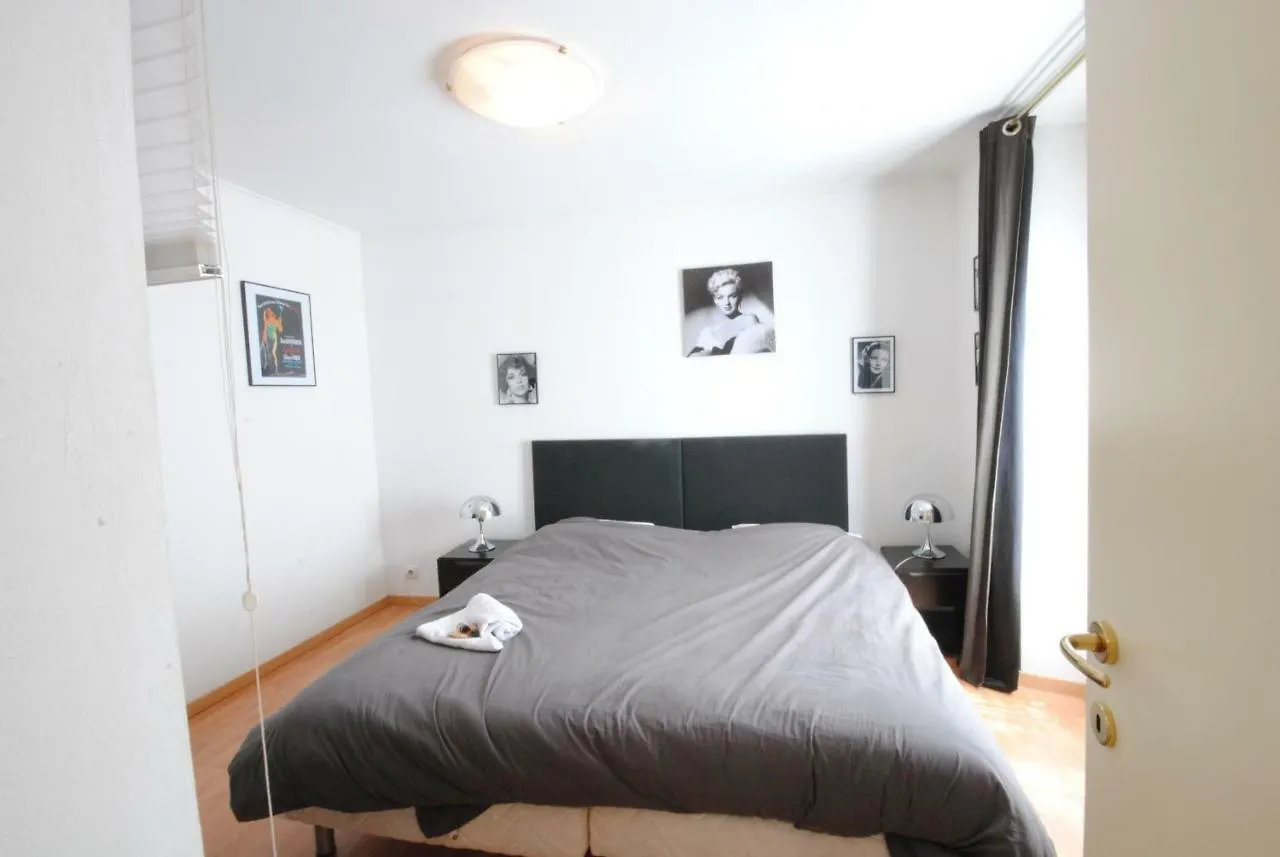 Les Serbes 2P Ret29 Cannes France